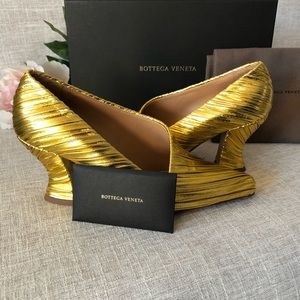 NWT Rare Bottega Veneta Gold Almond Pump! Sz 38